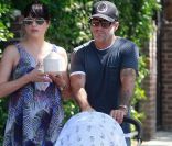Selma Blair, son amoureux Jason et leur fils Arthur, né le 26 juillet. Promenade en famille le 6 août à Los Angeles