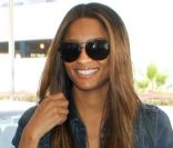 La chanteuse de r'n'b Ciara opte pour le confort lorsqu'elle voyage, mais n'en oublie pas le style, avec cette longue robe colorée. Aéroport de Los Angeles, le 10 juillet 2011. 