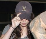La sensation Megan Fox se fiche littéralement d'avoir du style lorsqu'elle voyage : un legging et des baskets, voilà de quoi être à l'aise pour plusieurs heures dans les airs. Aéroport de Los Angeles, le 13 juillet 2011.  