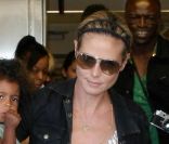 Super maman et super top model, Heidi Klum a clairement fait son choix : le confort. Plus simple pour être efficace avec les enfants. Aéroport de Los Angeles, le 12 mai 2011. 
