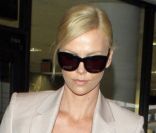 L'actrice sud-africaine Charlize Theron, stylée mais décontractée, à l'aéroport de Los Angeles. Le 23 mars 2011. 