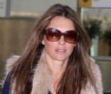 L'actrice et mannequin anglaise Elizabeth Hurley, stylée jusque dans les airs, avec son petit gilet en fourrure, chaussures Christian Louboutin et sac Hermès. Aéroport de Heathrow à Londres, le 2 mai 2011. 