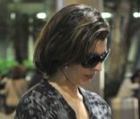 L'actrice Milla Jovovich, détendue à l'aéroport de Los Angeles, avec ses valises Rimowa. 31 mars 2011. 