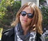 Jessica Alba dans un look chilly pour voyager, avec sa valise Rimowa. Aéroport de Los Angeles.