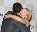 Jim Sturgess enlaçant Patricia Clarkson lors de l'avant-première du film Un jour à New York le 8 août 2011