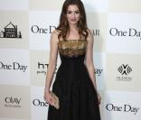 Anne Hathaway, habillée d'une robe Alexander McQueen, lors de l'avant-première du film Un jour à New York le 8 août 2011