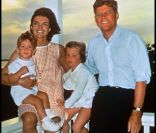 Jackie Kennedy, John Fitzgerald et leurs deux enfants John-John et Caroline. 
