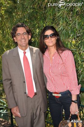 Luc Ferry et son épouse Marie-Caroline en mai 2011. 