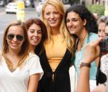 Blake Lively a pris le temps de poser avec ses fans sur le tournage de Gossip Girl le 10 août 2011 à New York