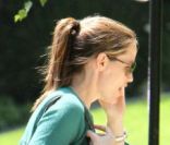 Jennifer Garner et son jean troué se rendent chez une amie, à Los Angeles, le 10 août 2011.