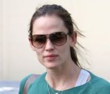 Jennifer Garner et son jean troué se rendent chez une amie, à Los Angeles, le 10 août 2011.