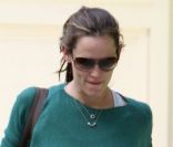 Jennifer Garner et son jean troué se rendent chez une amie, à Los Angeles, le 10 août 2011.