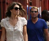 Elizabeth Hurley et son boyfriend Shane Warne sur le tournage de Gossip Girl à New York, le 27 juillet 2011.
