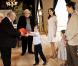 En l'honneur de sa rentrée à l'école primaire le 12 août, le prince Christian, sous les yeux de ses parents Frederik et Mary de Danemark et de sa petite soeur Isabella, a reçu en cadeau du Groenland une tenue traditionnelle. 