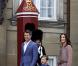 Avant de partir pour son premier jour de classe à l'école primaire de Gentofte, vendredi 12 août 2011, le prince Christian, 5 ans, fils du prince Frederik et de la princesse Mary de Danemark, a posé devant le palais d'Amalienborg et répondu avec impertinence aux questions des journalistes.
