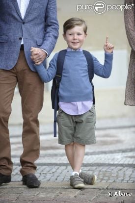 Prêt pour son premier jour de classe à l'école primaire de Gentofte, vendredi 12 août 2011, le prince Christian, 5 ans, fils du prince Frederik et de la princesse Mary de Danemark, a posé devant le palais d'Amalienborg et répondu avec impertinence aux questions des journalistes.