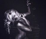 Brooke Hogan : A défaut de vendre des disques, elle sait ôter ses vêtements...
