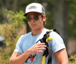 Zac Efron se rend dans un jardin public pour faire une séance d\'exercices, à Los Angeles, le mardi 2 août 2011.