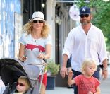 Naomi Watts et son mari Liev Schreiber avec leurs enfants Samuel Kai and Alexander Pete en promenade lors d\'une journée ensoleillée, à New York, le 17 août 2011. <br />