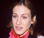  À cette époque, Sarah Jessica Parker ne semble pas vraiment se soucier de son apparence. Sourcils trop fins, ombre à paupières trop claire pour son teint... L'actrice qui se fait alors un nom à Hollywood, n'a pas encore trouvé la bonne formule pour un beauty look au top. (24 mars 1993) 