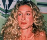  L'actrice n'a pas encore saisi toutes les astuces pour se maquiller et choisit pour le moment de mettre simplement en valeur sa bouche avec un rouge à lèvres brillant. Côté coiffure, SJP persiste et signe avec ses boucles blondes. (31 août 1999) 
