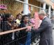 Le prince Charles et Camilla rencontrent des sans-abri suite aux émeutes survenues à Birmingham. Le mercredi 17 août 2011