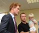 Le prince Harry rend visite aux sapeurs-pompiers de Manchester, ville également frappée par les émeutes survenues en Angleterre. Le mercredi 17 août 2011