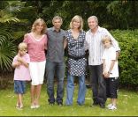 En 2008, Yves Rénier, son épouse Karin et leurs enfants avec le couple Luana et Paul Belmondo