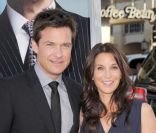 Jason Bateman et sa femme Amanda posent lors d\'une avant-première à Los Angeles en juin 2011<br />