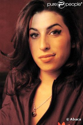 Amy Winehouse : Un mois après sa mort, son album Back to black entre dans la légende en devenant l'album le plus vendu du XXIe siècle en Grande-Bretagne.