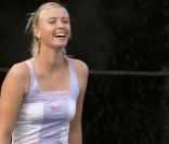 Novak Djokovic en Maria Sharapova ET la vraie Maria Sharapova associés pour promouvoir la raquette Head Youtek. Août 2011.