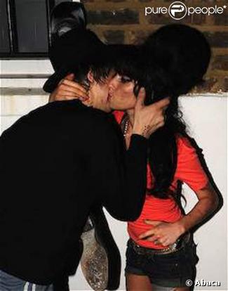 Amy Winehouse et Pete Doherty collés et serrés