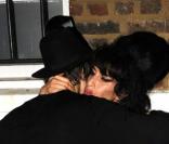 Amy Winehouse et Pete Doherty collés et serrés