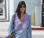 Selma Blair en solo dans les rues de L.A. L'actrice affiche une mine radieuse. Le 26 août 2011