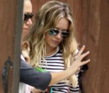 Hilary Duff à Los Angeles, vendredi 26 août 2011, planquée derrière ses  lunettes fumées, regagnant son domicile en compagnie de son petit  yorkshire.