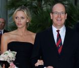 Arrivée toute en élégance de Charlene et Albert de Monaco lors de la soirée organisée pour le 100e anniversaire du Golf Club de Monte-Carlo, le 27 août 2011