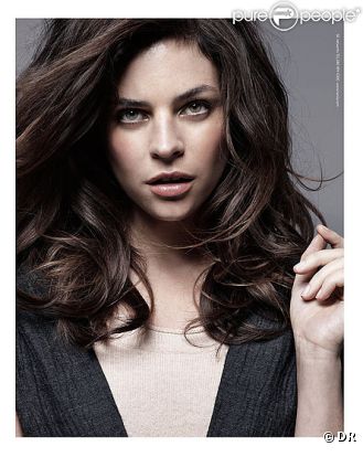 Julia Restoin Roitfeld prend la pose pour la campagne automne de la marque coréenne Hanii Y
