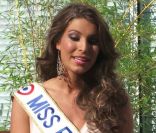 Laury Thilleman : Miss France vous donne une leçon de surf et de savoir-vivre
