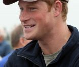 Le prince Harry sur la plage de Sizewell, à la rencontre de la Suffolk Foundation. Deux jours plus tard, il était en Croatie pour une nuit de fiesta au Venaranda, discothèque à ciel ouvert très prisée.