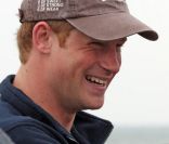 Le prince Harry sur la plage de Sizewell, à la rencontre de la Suffolk Foundation. Deux jours plus tard, il était en Croatie pour une nuit de fiesta au Venaranda, discothèque à ciel ouvert très prisée.