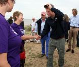 Le prince Harry sur la plage de Sizewell, à la rencontre de la Suffolk Foundation. Deux jours plus tard, il était en Croatie pour une nuit de fiesta au Venaranda, discothèque à ciel ouvert très prisée.