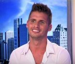 Benoît sur le plateau des Anges de la télé, sur NRJ 12. Il fait ses grands débuts à la télévision
