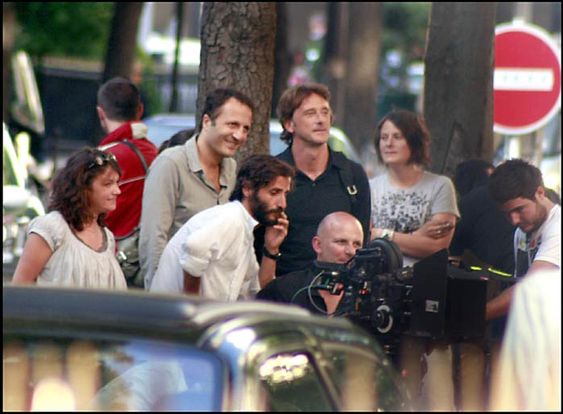 Arthur sur le tournage du film qu'il produit, Cyprien, réalisé par Elie Semoun