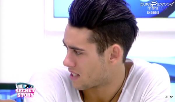 Simon quitte l'aventure Secret Story (prime time du vendredi 2 septembre 2011).