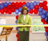 La reine Silvia de Suède radieuse pour l'inauguration d'une nouvelle unité de soins intensifs au centre ECMO de l'hôpital Karolinska de Stockholm, le 6 septembre 2011.