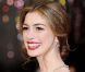 A chacune de ses apparitions, Anne Hathaway affiche sa beauté ravageuse. L'actrice joue de son charme avec son joli minois. 