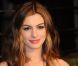 A chacune de ses apparitions, Anne Hathaway affiche sa beauté ravageuse. L'actrice joue de son charme avec son joli minois. 