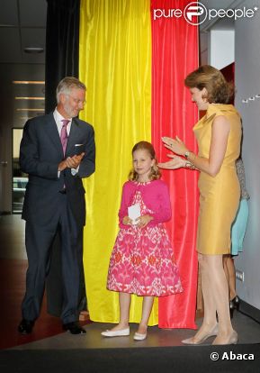 La princesse Elisabeth de Belgique, 9 ans, inaugurait un hôpital pour enfants à son nom le mercredi 7 septembre 2011, à Gent, entourée de ses parents le prince Philippe et la princesse Mathilde.