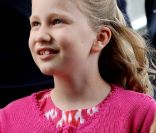 La princesse Elisabeth de Belgique, 9 ans, inaugurait un hôpital pour enfants à son nom le mercredi 7 septembre 2011, à Gent, entourée de ses parents le prince Philippe et la princesse Mathilde.