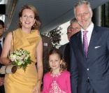 La princesse Elisabeth de Belgique, 9 ans, inaugurait un hôpital pour enfants à son nom le mercredi 7 septembre 2011, à Gent, entourée de ses parents le prince Philippe et la princesse Mathilde.